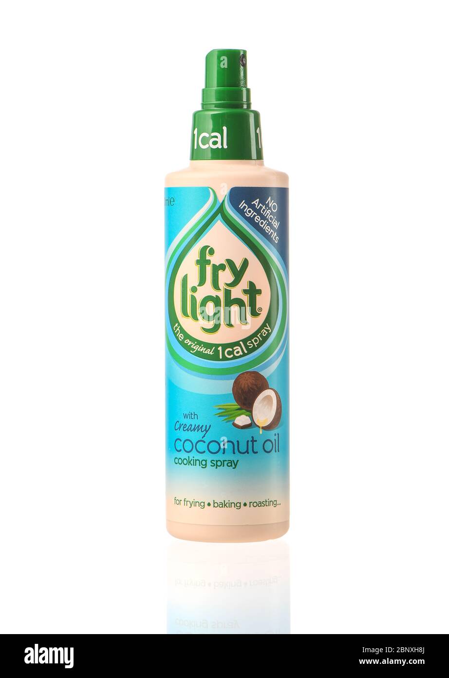 Friggere leggero con olio di cocco 1 bottiglia di cottura a spruzzo di calorie isolata su fondo bianco con riflesso. Foto Stock
