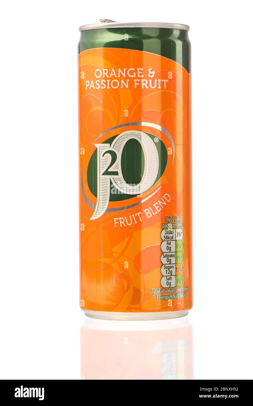 Una lattina di arancia e frutto della passione J2O frutta miscela bevanda shot in studio isolato su uno sfondo bianco con un riflesso. Foto Stock
