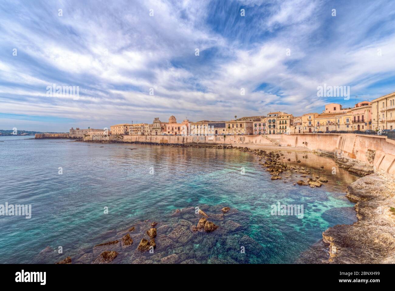 Il panorama mozzafiato del lungomare di Ortigia a Siracusa in Sicilia Foto Stock