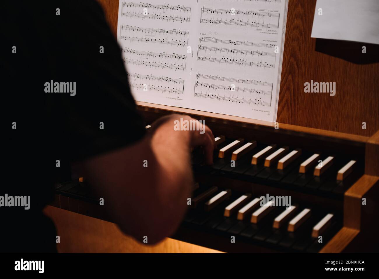 foto di un uomo che suona un organo in una chiesa Foto Stock