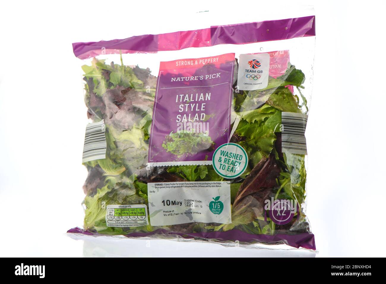 Insalata italiana in sacchetto di plastica sigillato lavato e pronto a mangiare isolato su fondo bianco. Foto Stock