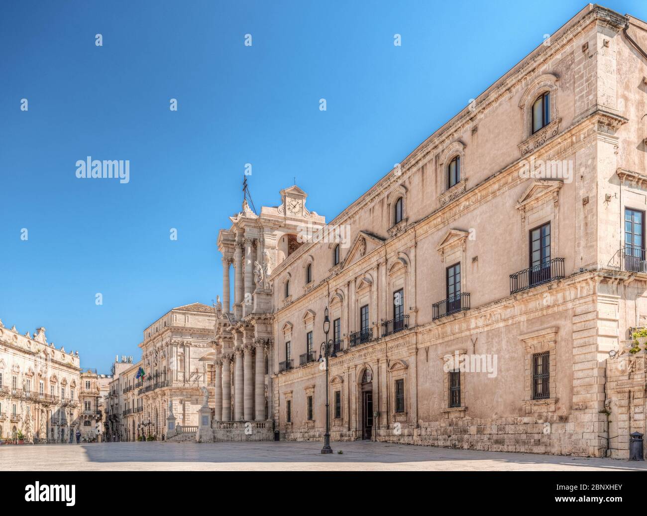 Siracusa Sicilia, piazza della cattedrale sotto in cielo blu Foto Stock
