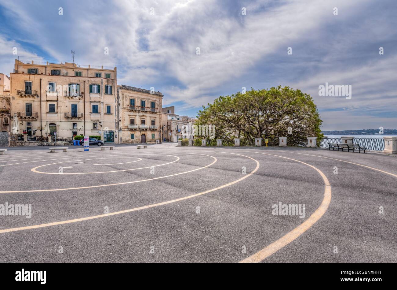 Siracusa Sicilia, la spirale archimedina disegnata nella piazza della fontana Aretusa di Ortigia. Foto Stock