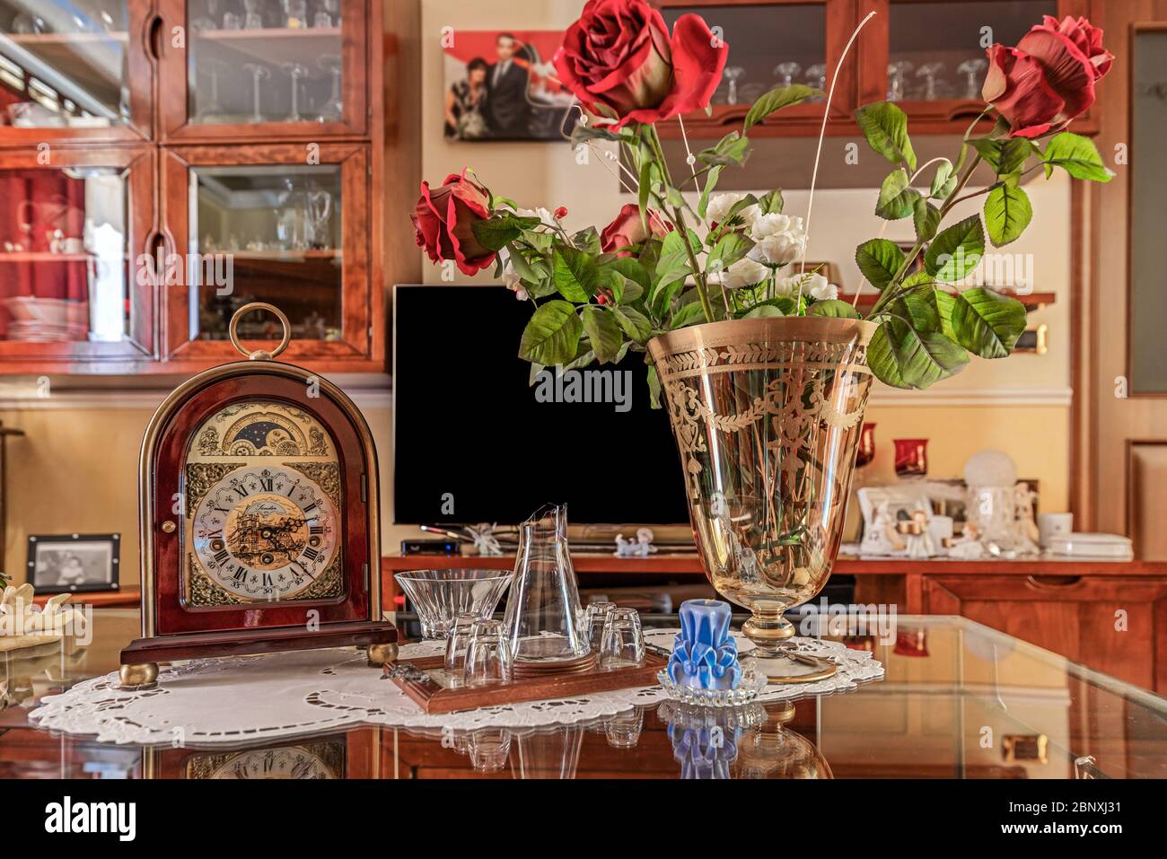 Riflessioni nel soggiorno di una casa calda Foto Stock