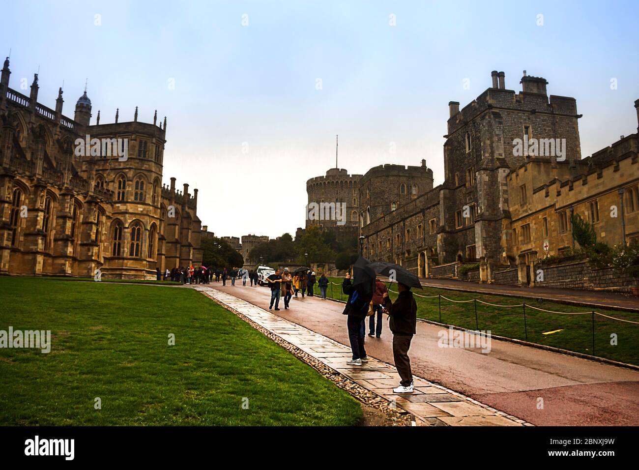 Turisti che visitano il Castello di Windsor. Windsor, Berkshire, Inghilterra, Regno Unito Foto Stock