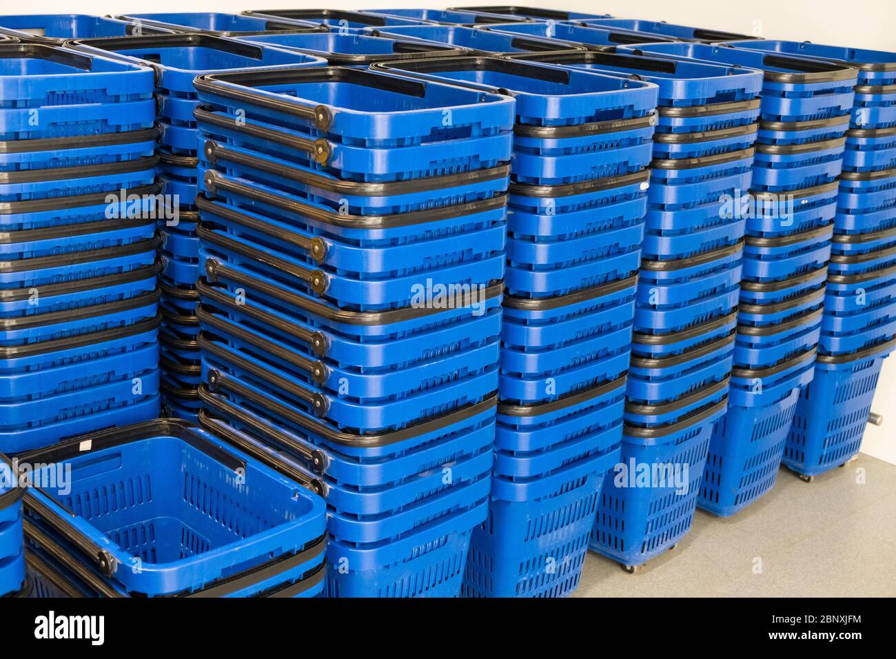 Pila di cestini vuoti nel supermercato, closeup Foto Stock