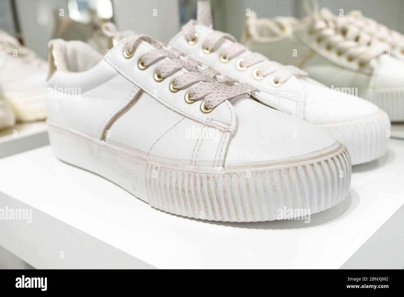 Paio di sneaker bianche sul ripiano. Primo piano Foto Stock