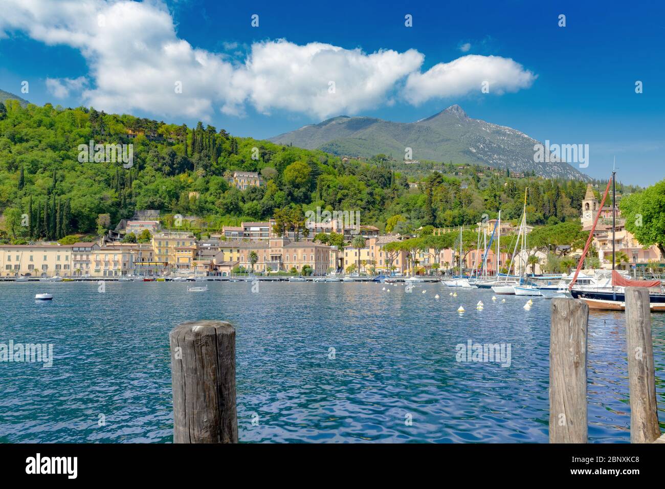 Una vista idilliaca del paese da un piccolo porto sul molo sul lago di Garda Foto Stock