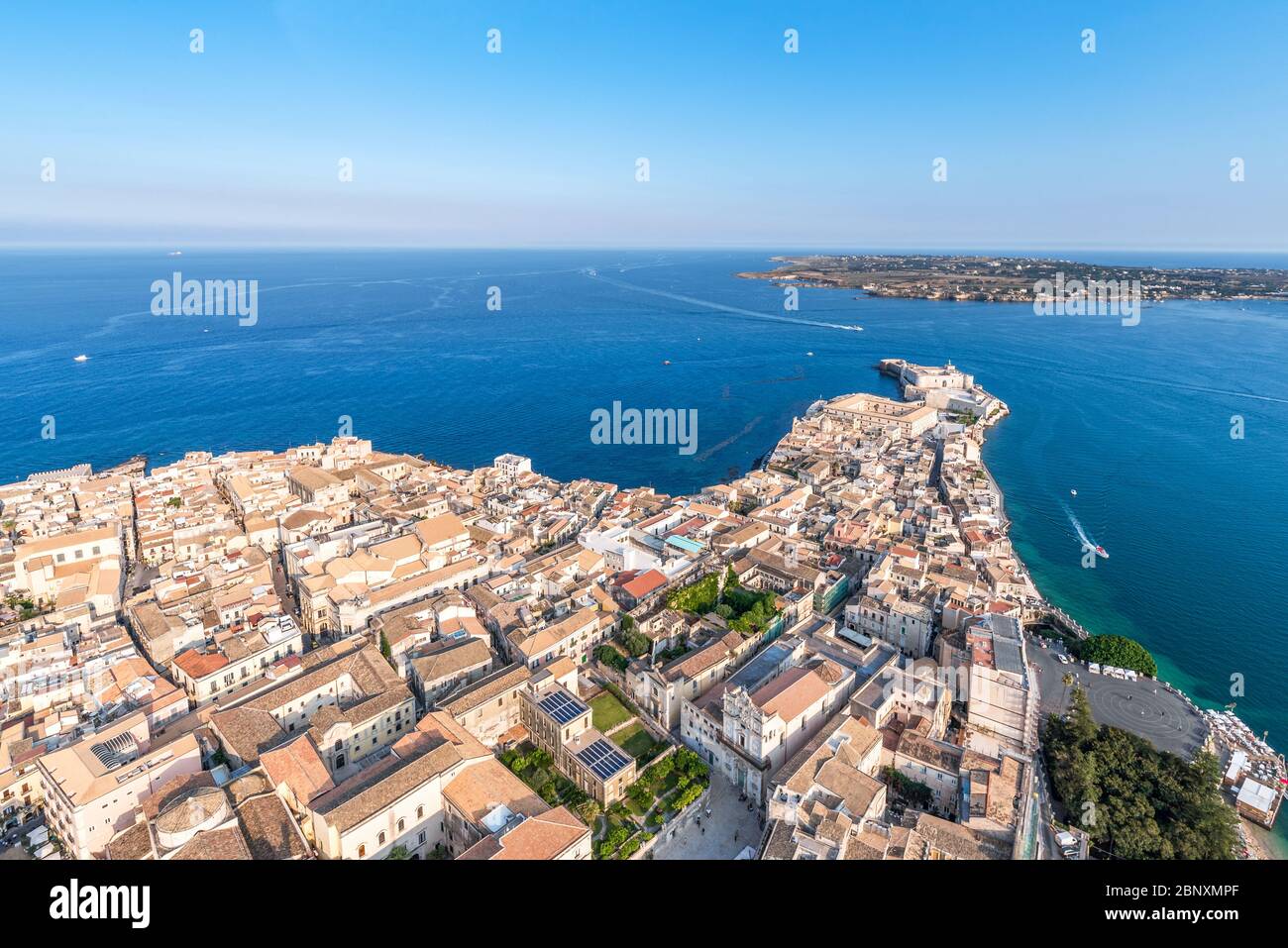 Siracusa Sicilia, grande piazza e Fonte Aretusa in Ortigia, vista aerea Foto Stock