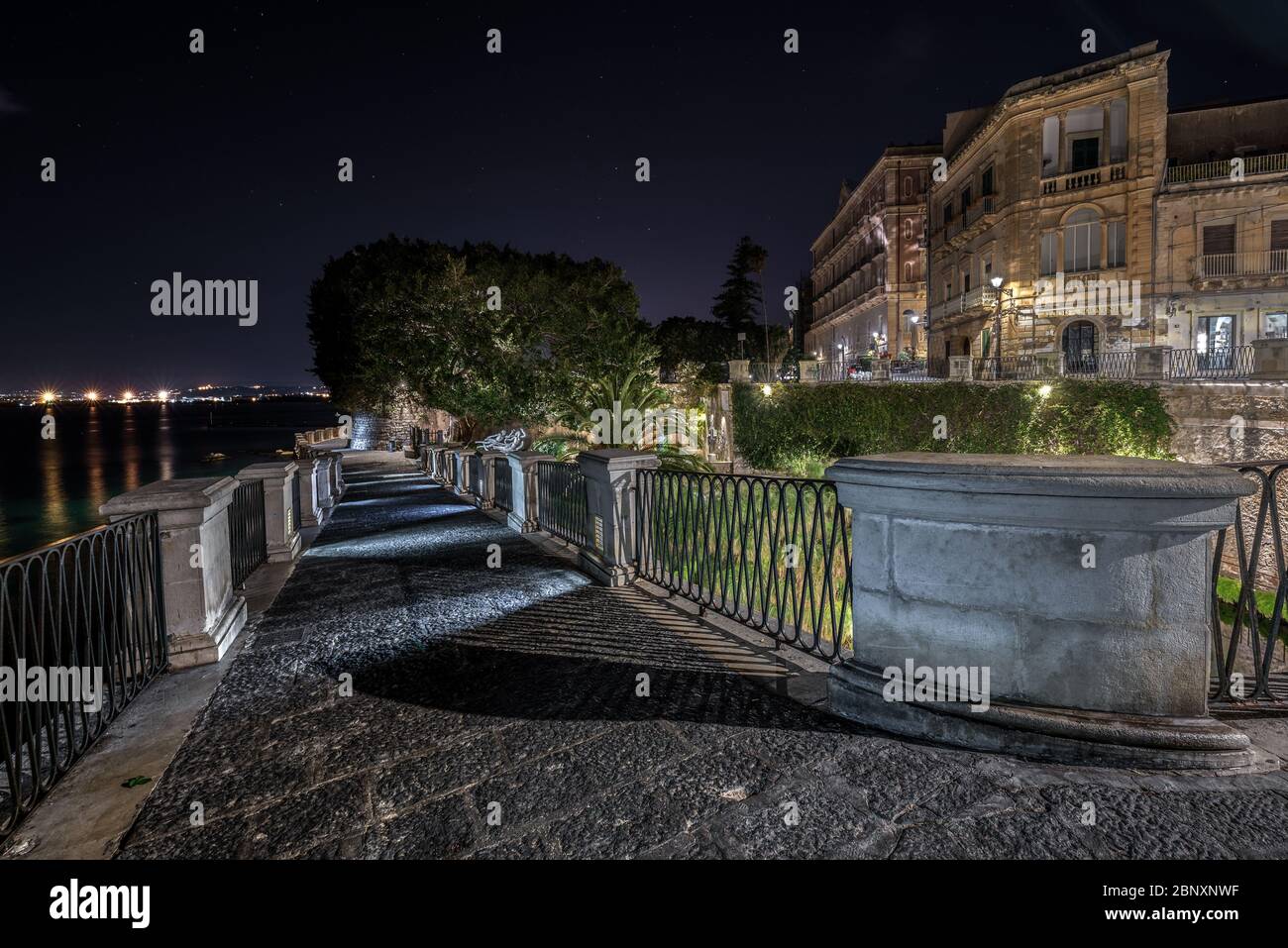 Siracusa Sicilia. Fonte Aretusa di notte e il lungomare di Alfeo Foto Stock