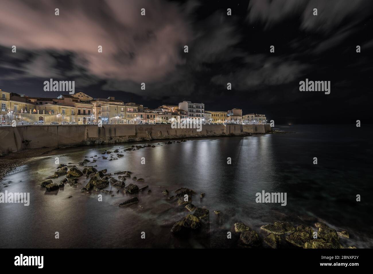 Siracusa Sicilia. Il lungomare di Ortigia illuminato di notte Foto Stock