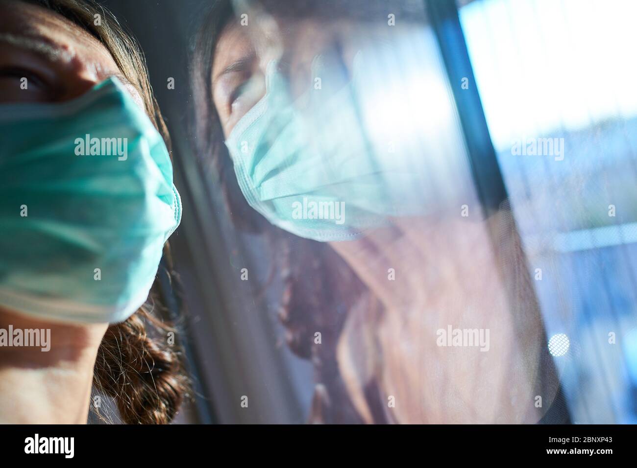 Pfaffenhofen, Germania, 16 maggio 2020. Donna con protezione della bocca contro un'infezione della corona. Foto d'archivio © Peter Schatz / Alamy Foto Stock