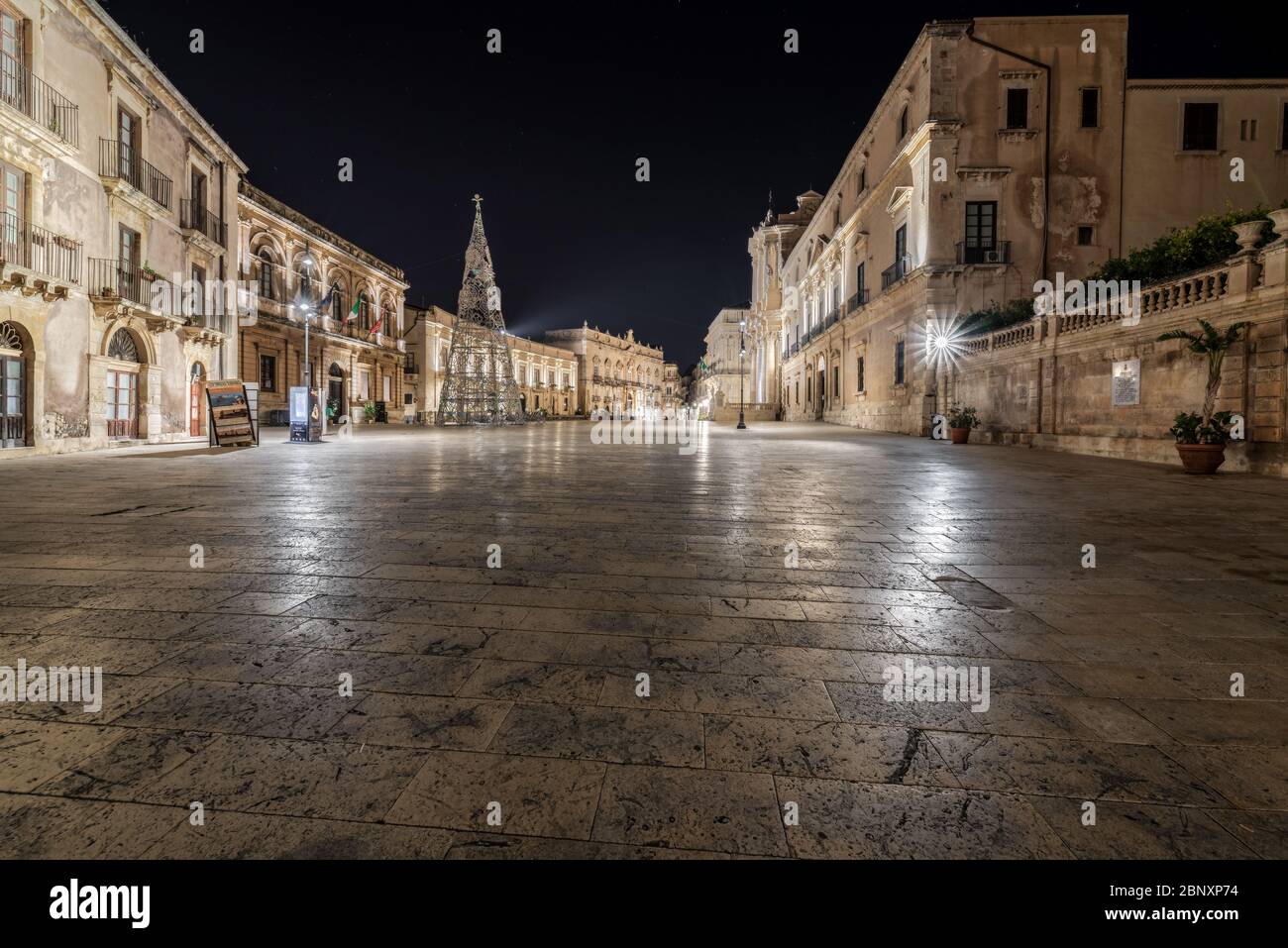 Siracusa Sicilia/Italia - 28 2019 dicembre: Piazza della Cattedrale nella notte di Natale. Foto Stock