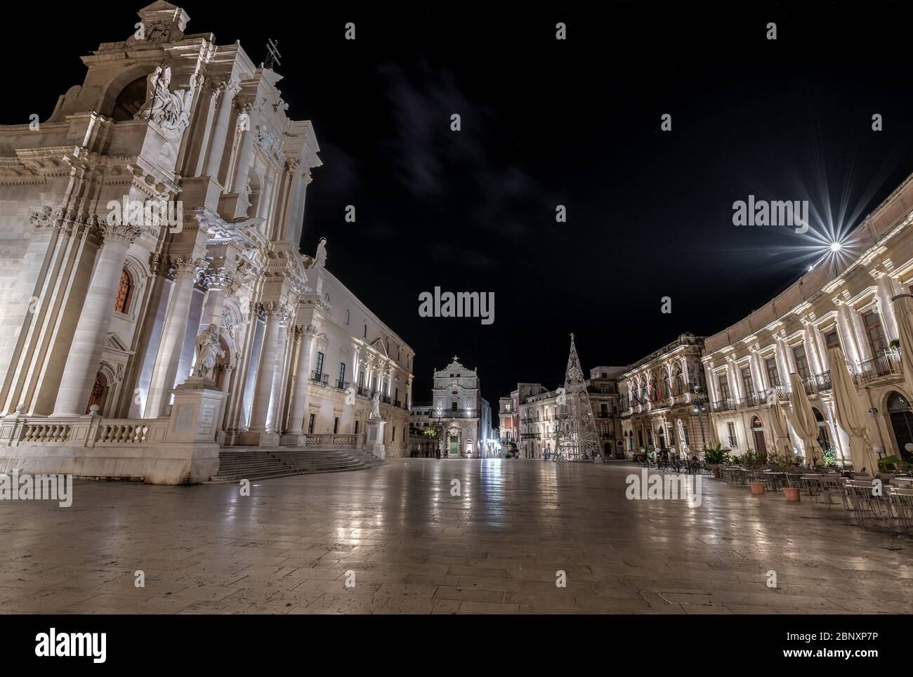 Siracusa Sicilia/Italia - 28 2019 dicembre: Piazza della Cattedrale nella notte di Natale. Foto Stock