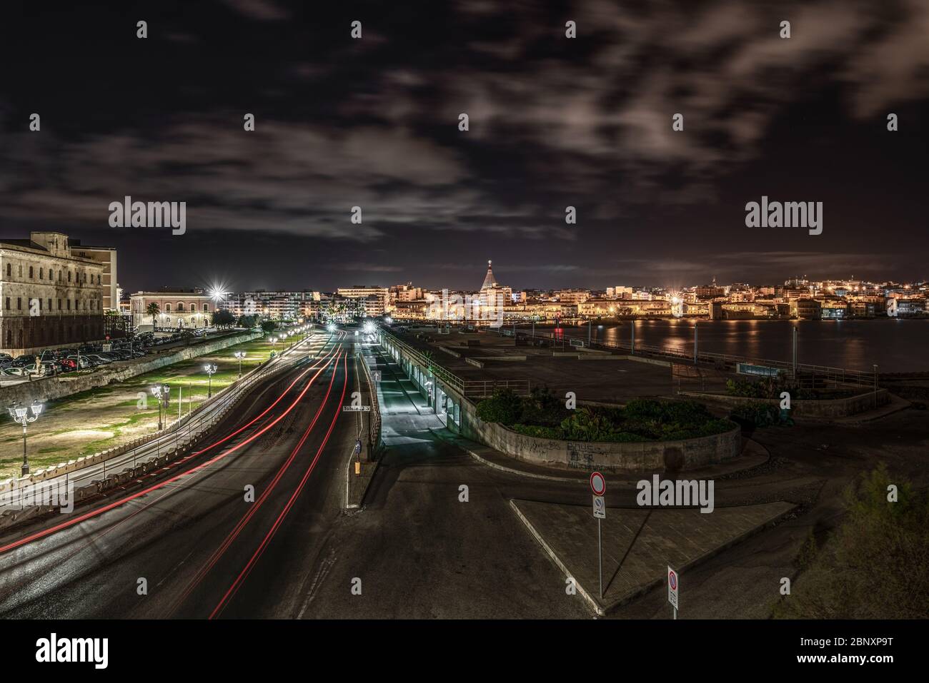 Vista notturna della città di Siracusa Sicilia. Foto Stock