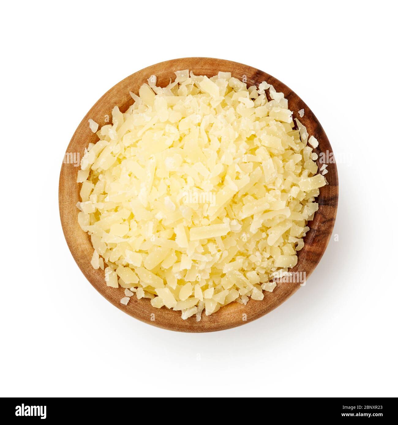 Parmigiano grattugiato in ciotola di legno isolata su fondo bianco. Vista dall'alto delle fette di formaggio. Foto Stock