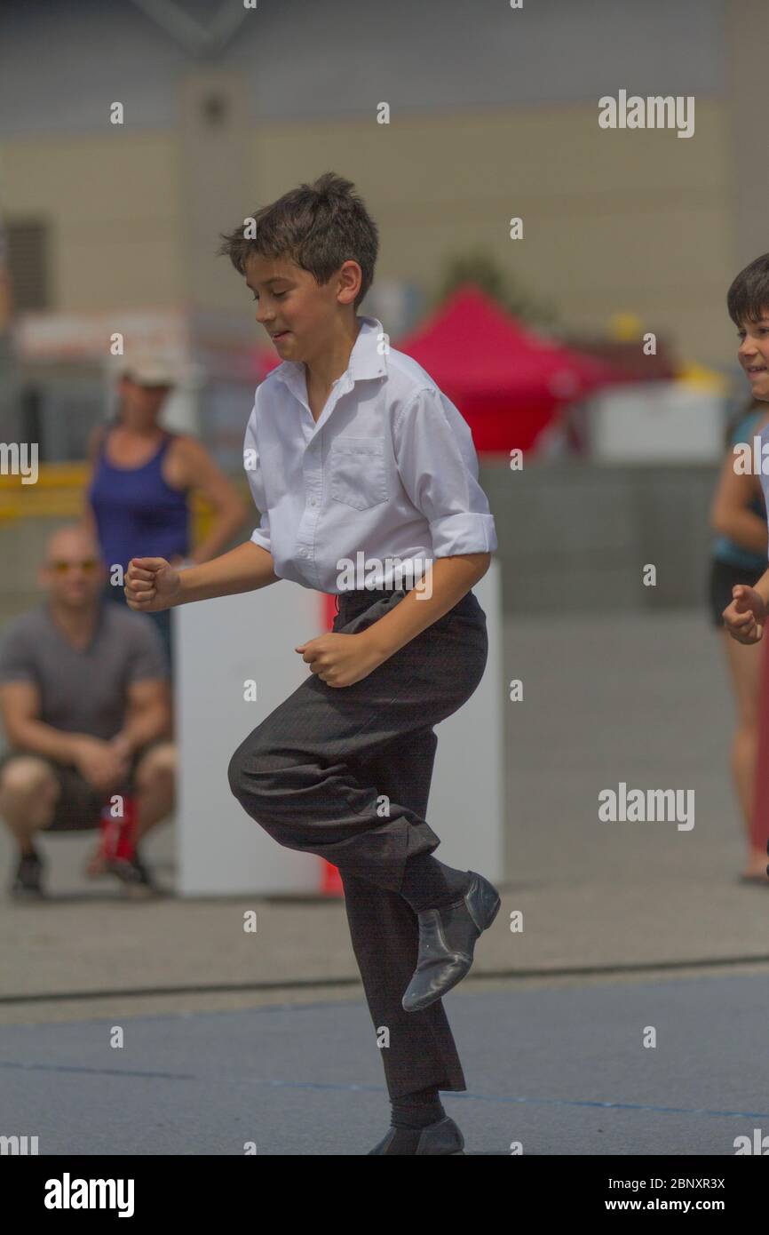 Giovane ballerina maschile, ben vestito, che si esibisce all'aperto. Foto Stock