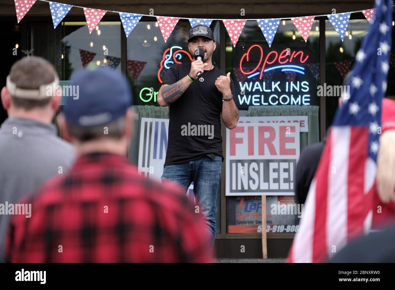 Vancouver, Stati Uniti. 16 maggio 2020. Joey Gibson, capo della preghiera del Patriot, parla ai manifestanti mostrando il suo sostegno a Kelly Carroll, che ha ufficialmente aperto la sua attività, il PET Biz, un'attività di cura di animali domestici di lusso a Vancouver, Washington, il 16 maggio 2020. L'apertura è una violazione diretta degli ordini del governatore Jay Inslee di mantenere le attività non essenziali in questo momento chiuse, ma Kelly, che è già operativa da cinque giorni, insiste sulla necessità di aprire per sostenere le sue figlie. (Foto di Alex Milan Tracy/Sipa USA) Credit: Sipa USA/Alamy Live News Foto Stock