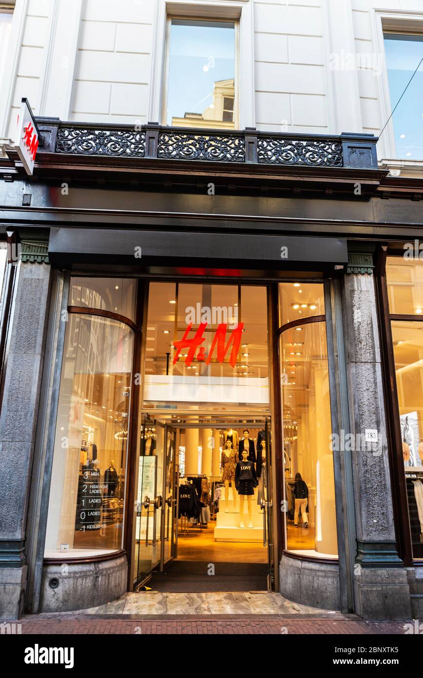 Amsterdam, Paesi Bassi - 9 settembre 2018: Facciata di un negozio di  abbigliamento HM o H&M nel centro di Amsterdam, Paesi Bassi Foto stock -  Alamy
