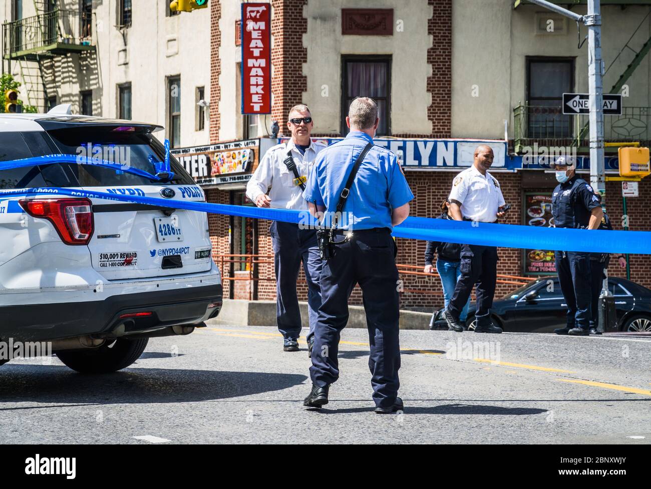 Polizia di NYC Bomb Squad indagare su un pacchetto sospetto che potrebbe contenere esplosivi. Foto Stock