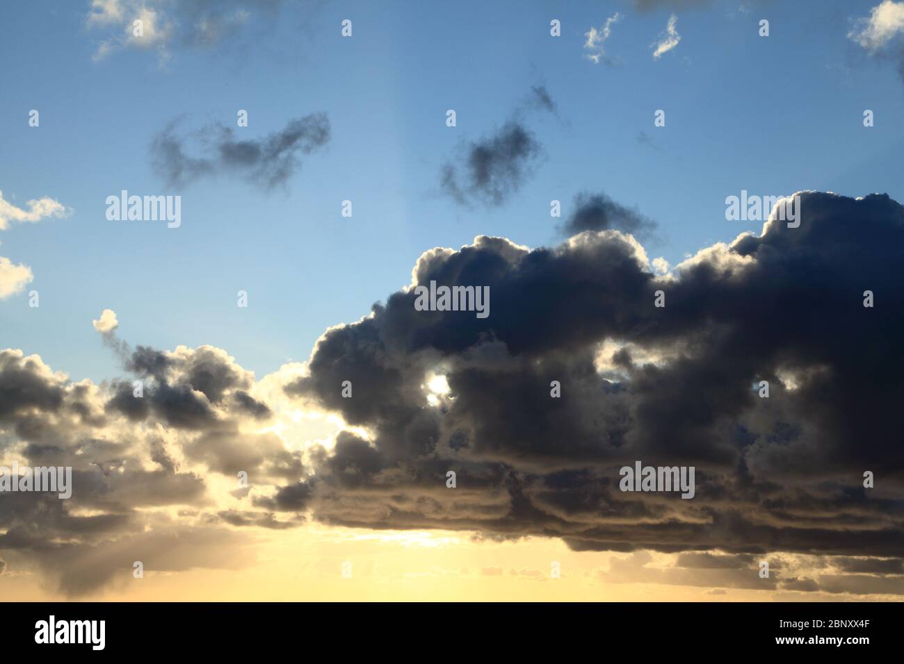 Scuro, nuvola, nuvole, cielo blu, meteo, meteorologia, cielo, cieli Foto Stock