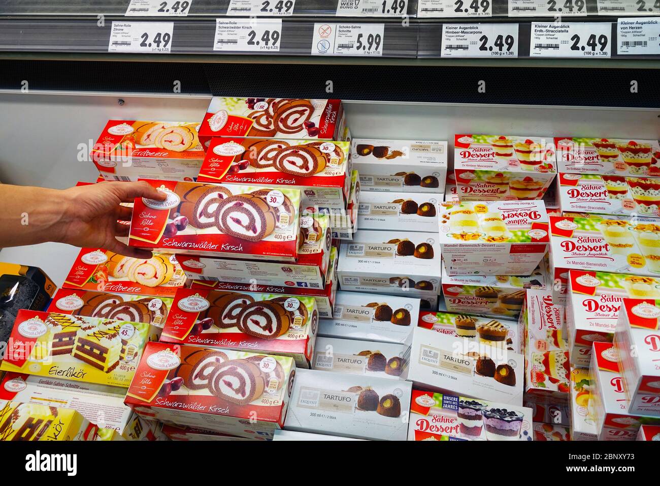 Congelato Schwarzwalder Kirsch in un negozio Foto Stock