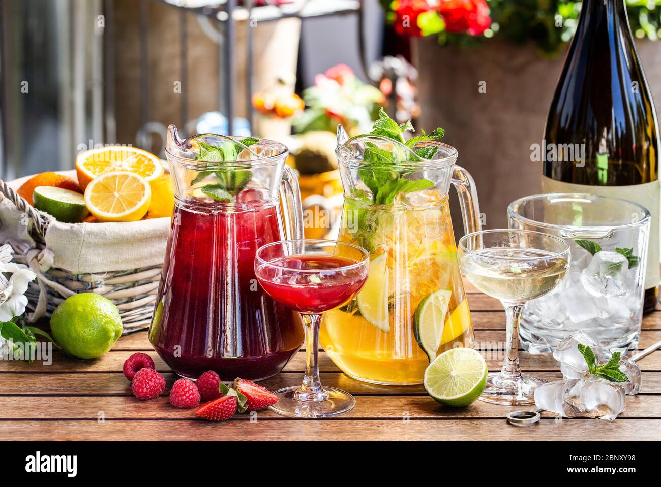 Bevanda fresca estiva con agrumi, bacche e ghiaccio. Foglie di arancio, lime, fragola, menta Foto Stock