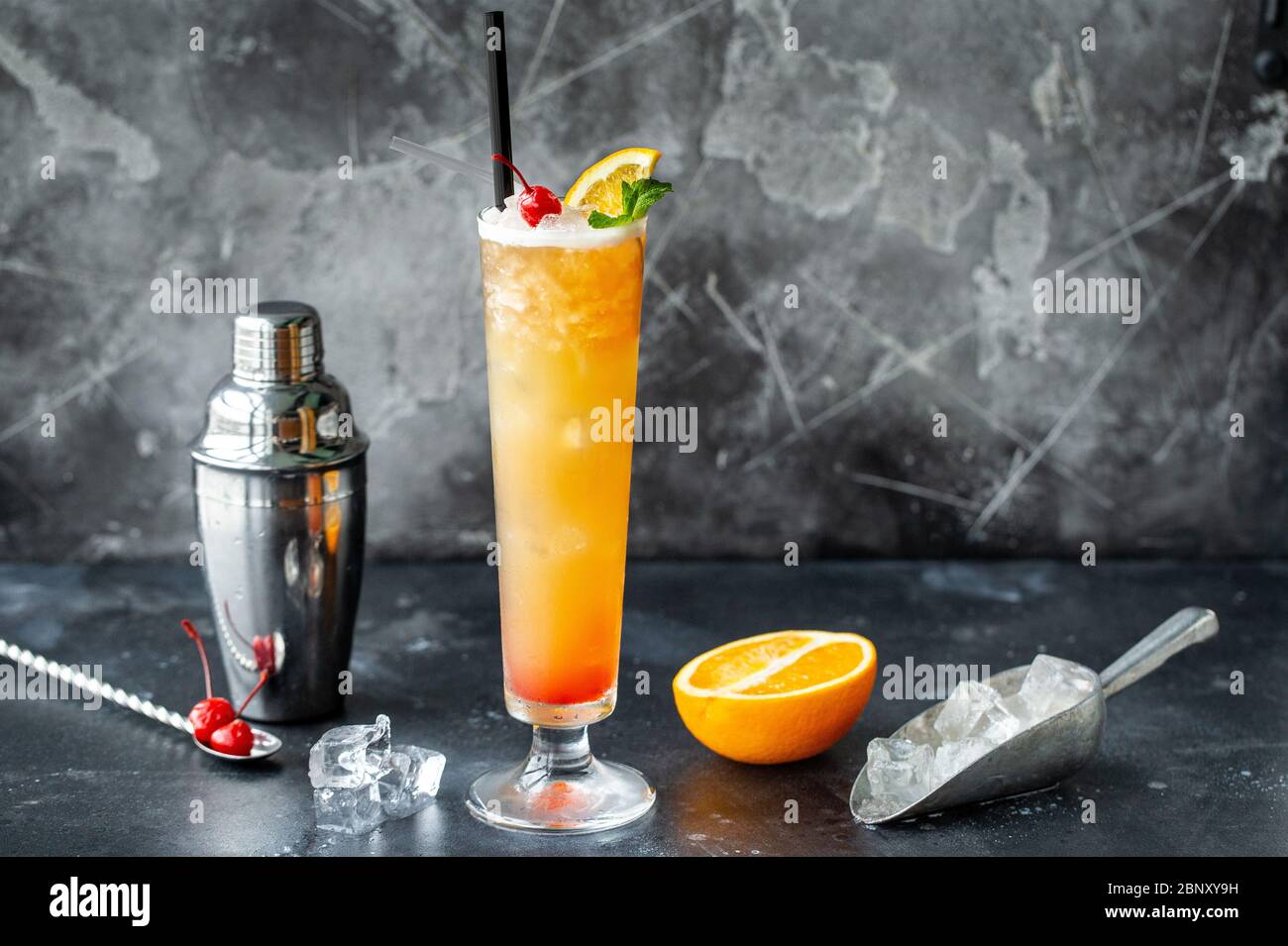 Fresco cocktail con Orange, menta e ghiaccio Foto Stock