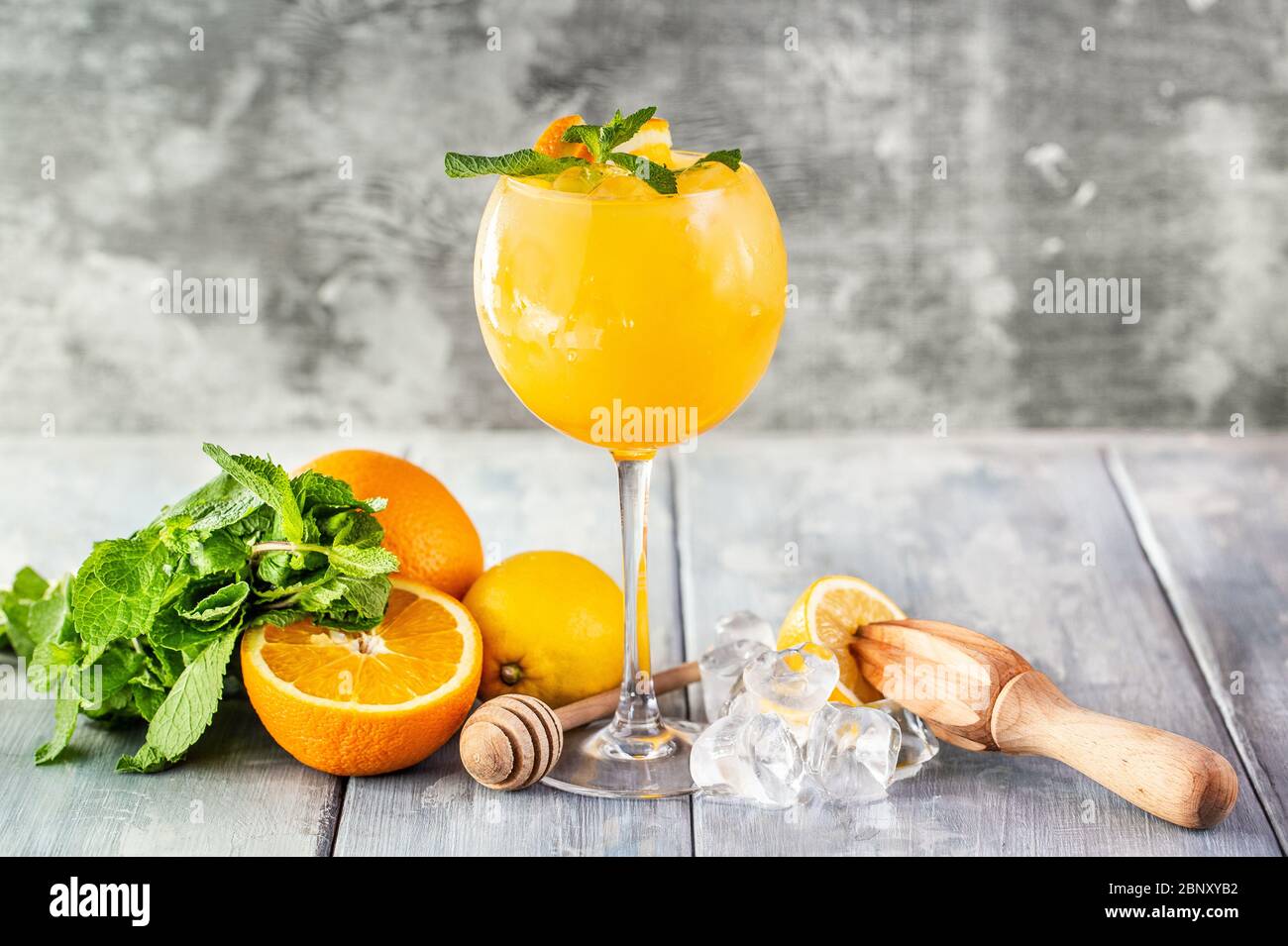 Succo d'arancia fresco con decorazione a foglie di menta. Drink estivo Foto Stock