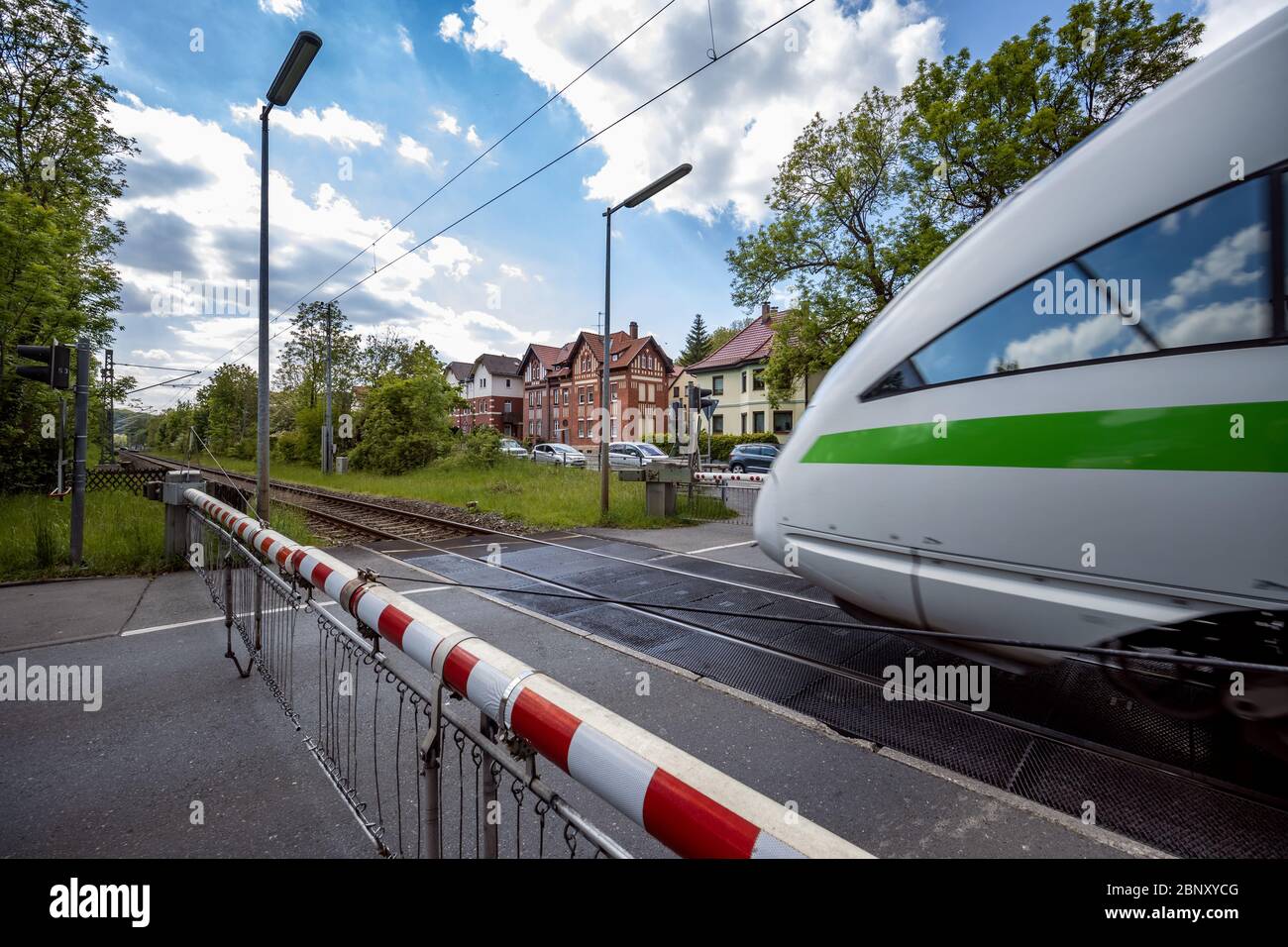Treno TEDESCO CHE passa attraverso un passaggio ferroviario a livello limitato Foto Stock