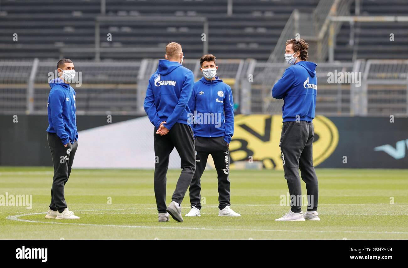 Signal Iduna Arena Dortmund Germania, Calcio: Bundesliga tedesca, Borussia Dortmund (BVB, giallo) vs Schalke 04 (S04, blu) - da sinistra: Levent Mercan (S04), Timo Becker (S04), Michael Gregoritsch (S04), Alessandro Schoepf (S04) . A causa della corona Pandemic tutte le partite di calcio sono giocate senza spettatori in stadi vuoti MERCAN,BECKER,SCHÖPF und GREGORITSCH, Foto: Ralf Ibing/firosportphoto/POOL solo per uso editoriale! Le normative DFL vietano l'uso di fotografie come sequenze di immagini e/o quasi-video. Foto Stock