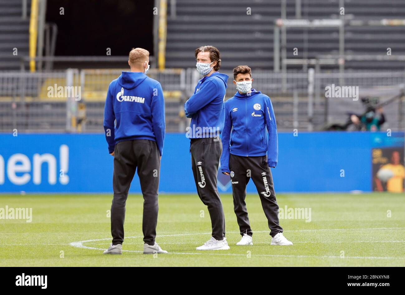 Signal Iduna Arena Dortmund Germania, Calcio: Bundesliga tedesca, Borussia Dortmund (BVB, giallo) vs Schalke 04 (S04, blu) - da sinistra: Timo Becker (S04), Michael Gregoritsch (S04), Alessandro Schoepf (S04) . A causa della corona Pandemic tutte le partite di calcio sono giocate senza spettatori in stadi vuoti Foto: Ralf Ibing/firosportphoto/POOL solo per uso editoriale! Le normative DFL vietano l'uso di fotografie come sequenze di immagini e/o quasi-video. Foto Stock