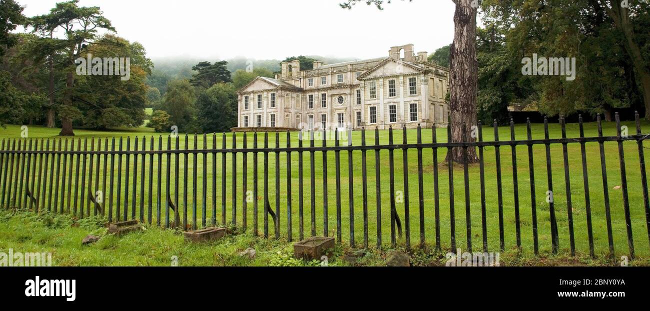 Appuldurcombe House, elevazione est, ora un edificio in rovina in un paesaggio progettato da Capability Brown Foto Stock