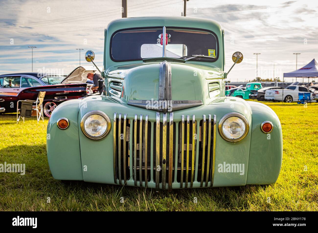 Daytona Beach, FL / USA - 24 novembre 2018: 1946 camioncino Ford personalizzato verde alla corsa di Turchia di Daytona dell'autunno 2018. Foto Stock