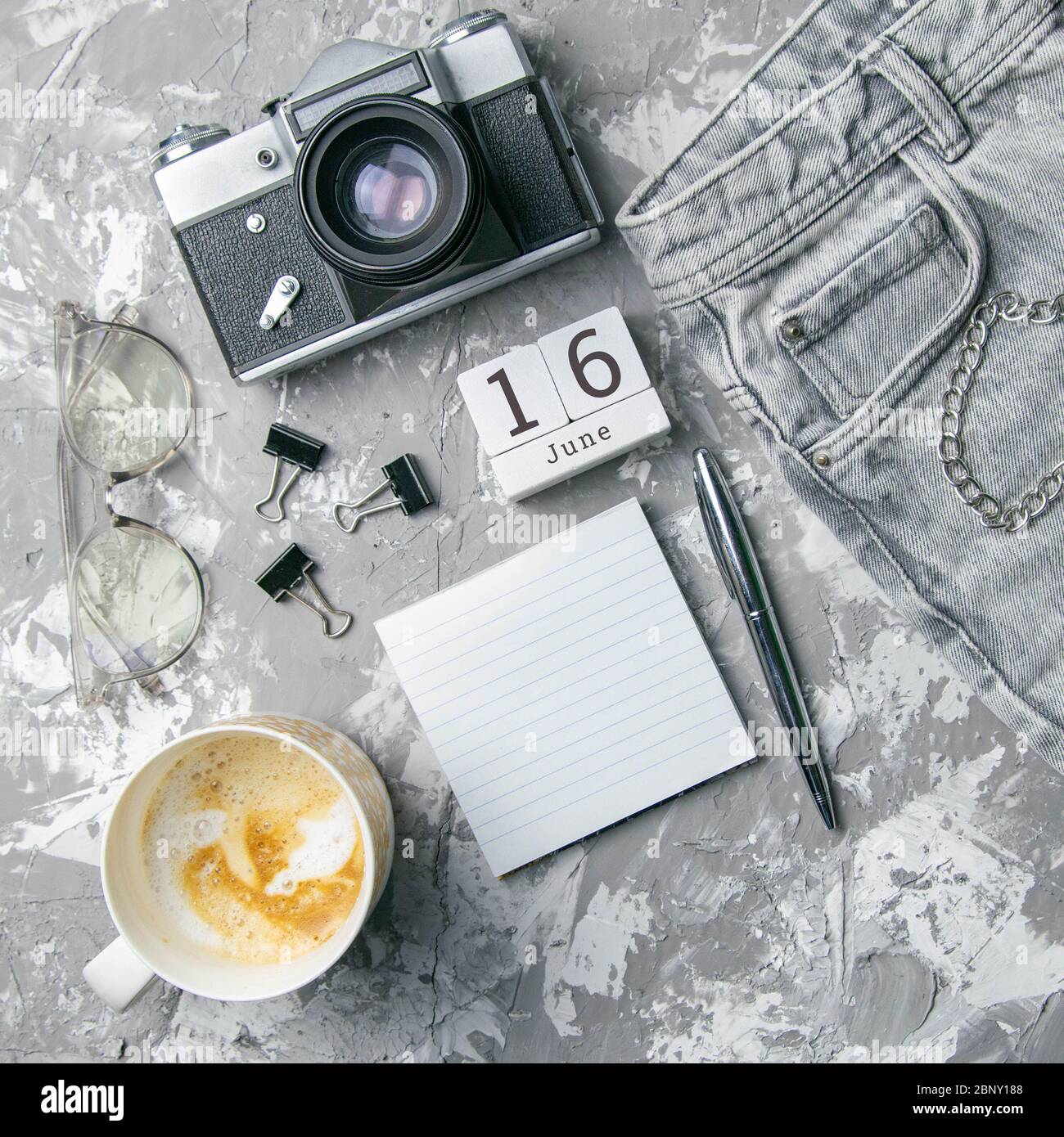 Giugno 16 sul calendario in legno. Il sedicesimo giorno del mese estivo, un calendario per il posto di lavoro. Estate Foto Stock