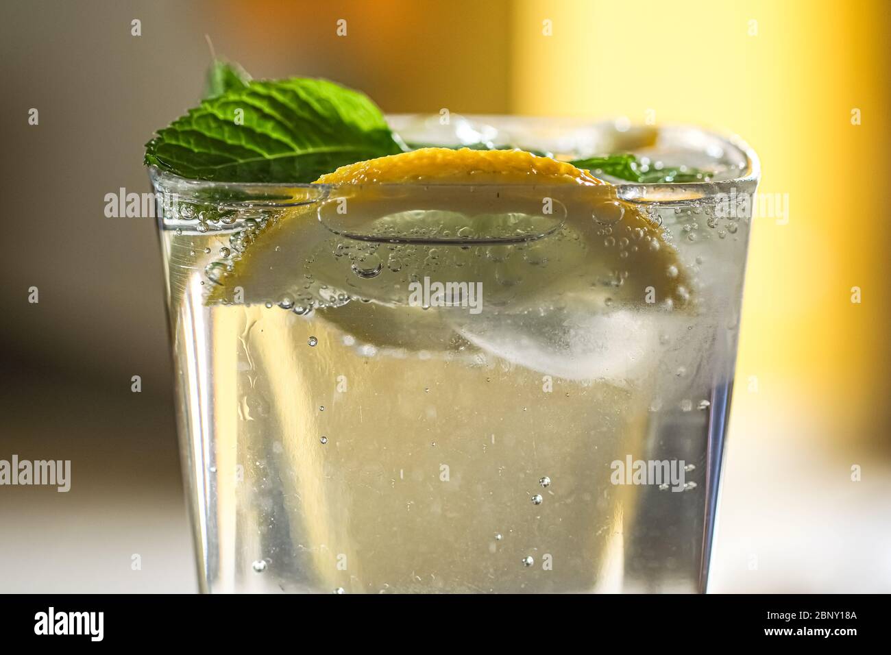 Primo piano fresco ghiacciato cocktail di mojito soda, foglie di menta, limone, bevanda fredda estiva Foto Stock