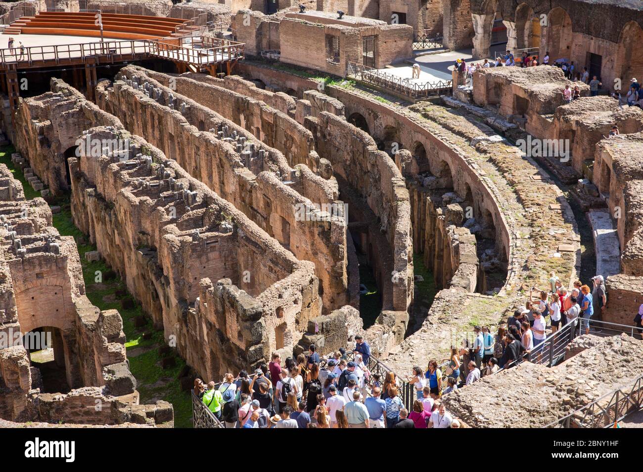 All'interno dell'anfiteatro del Colosseo di Roma con vista sulla struttura antica dell'Impero Romano, Italia Foto Stock
