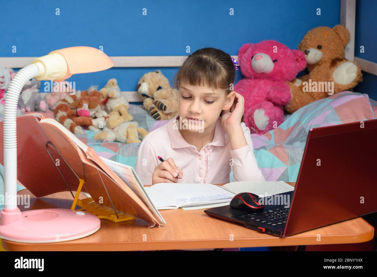 Studia a casa davanti al computer portatile Foto Stock