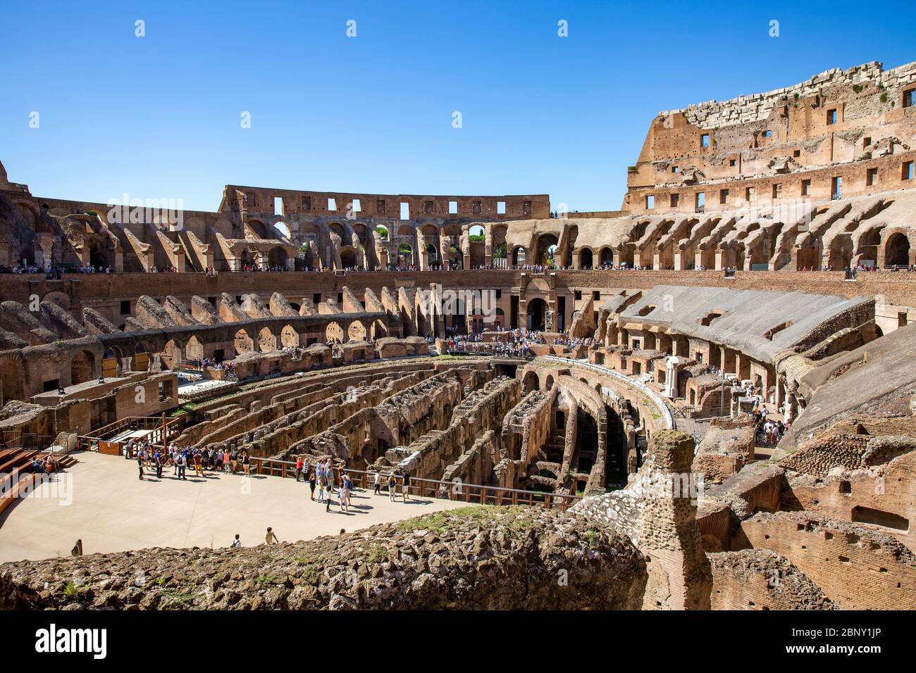 All'interno dell'anfiteatro del Colosseo di Roma con vista sulla struttura antica dell'Impero Romano, Italia Foto Stock