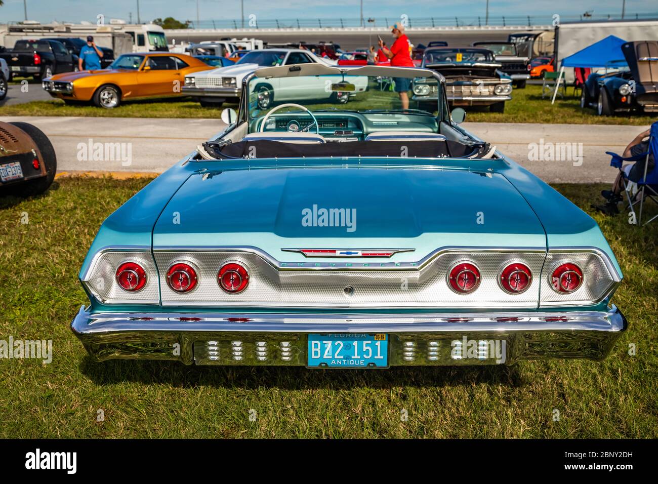 Daytona Beach, FL / USA- 24 novembre 2018: 1963 Chevrolet Impala SS convertibile alla corsa di Turchia di Daytona dell'autunno 2018. Foto Stock