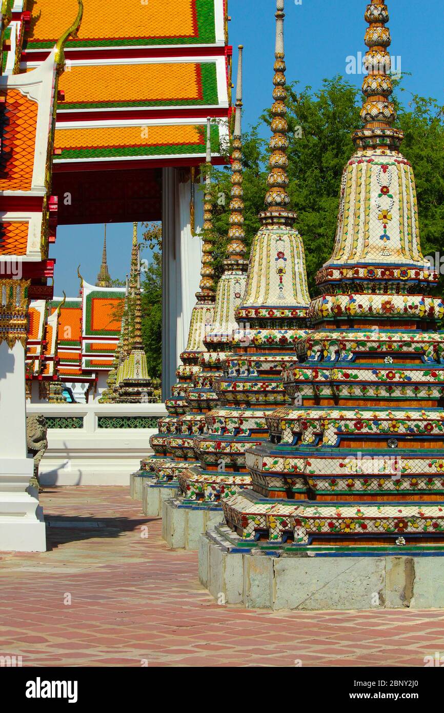 Il Buddhismo pagoda tempio torri a Wat Arun, Bangkok, Thailandia. Vicino al Tempio del Buddha reclinato e al Grande Palazzo. Foto Stock