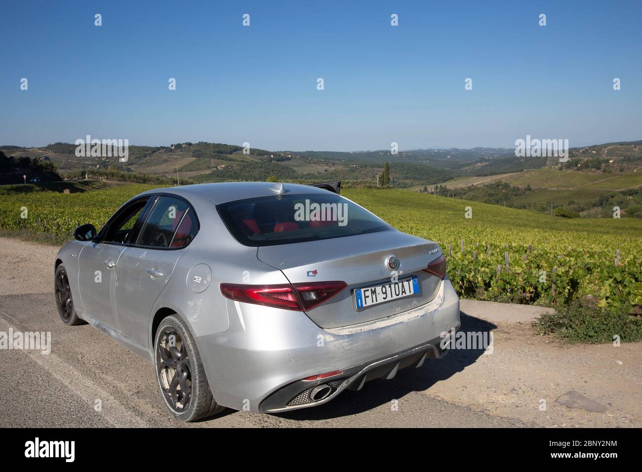 Auto Alfa Romeo nella bella campagna italiana in Toscana, Italia Foto Stock