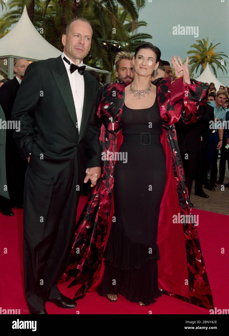 CANNES, FRANCIA. Maggio 1997: Attore Bruce Willis e moglie attrice Demi Moore al 50° Festival di Cannes. Foto del file © Paul Smith/Caratteristiche Foto Stock