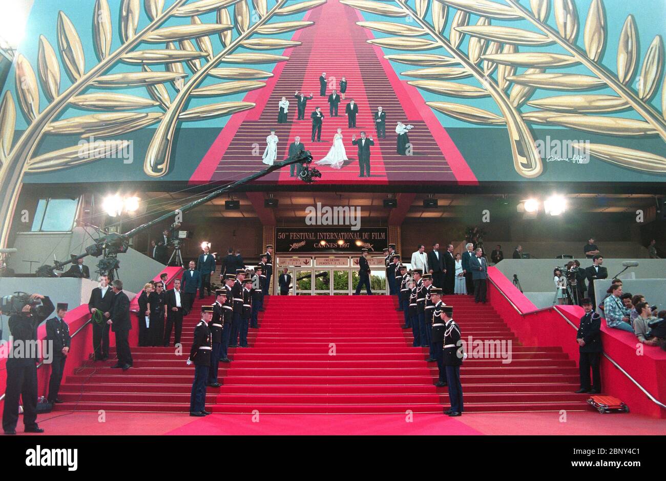 CANNES, FRANCIA. 1997 maggio: Scalinata di tappeti rossi del Palais des Festivals al 50° Festival del Film di Cannes. Foto file © Paul Smith/Featureflash Foto Stock