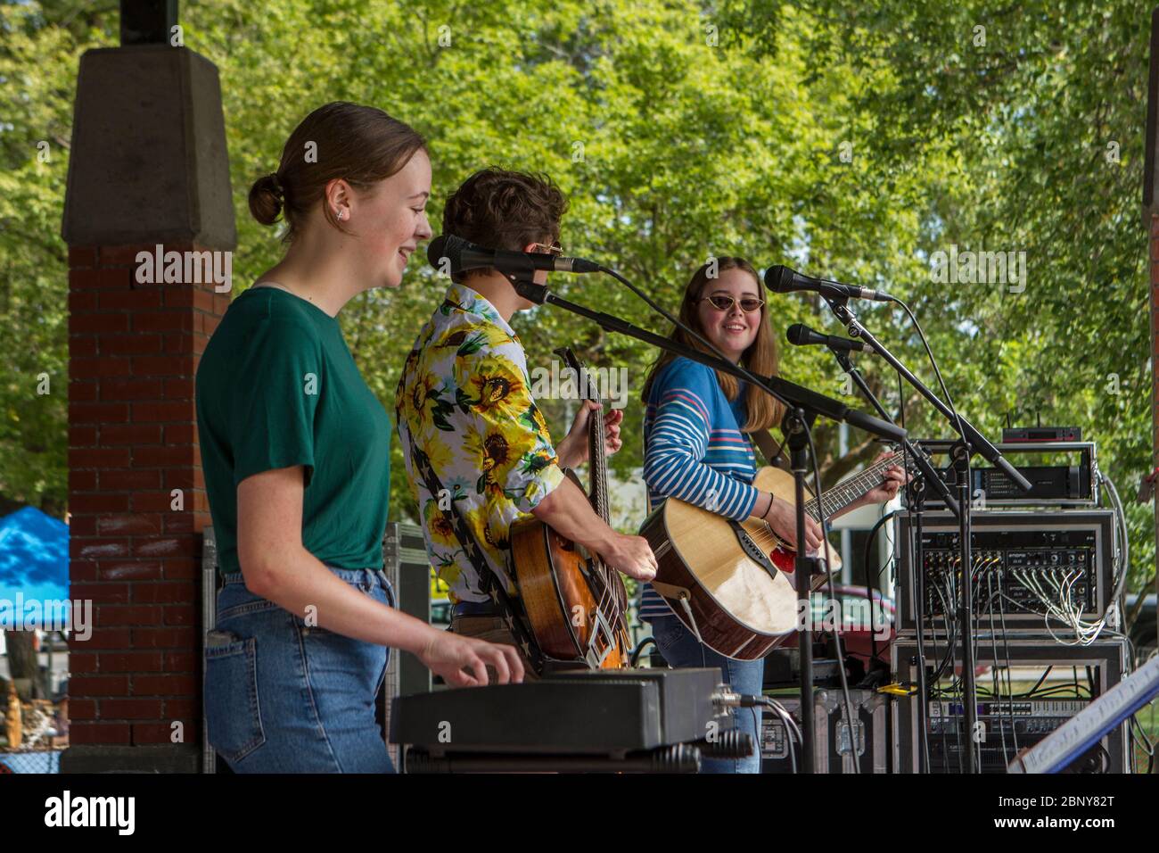 Gruppo familiare di due sorelle e un fratello, che si esibirà in concerto rock all'aperto. Foto Stock