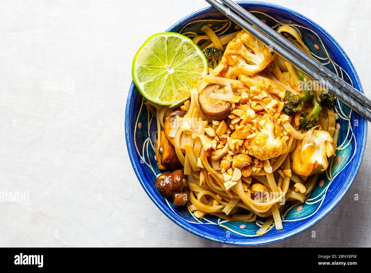 Tagliatelle di riso con verdure e salsa Hoisin Foto Stock