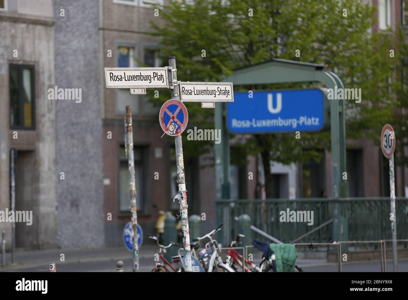 Berlino, Germania. 16 maggio 2020. Vari raduni di vari campi si sono svolte sulla Rosa Luxemburg Platz. Decine di persone si sono riunite alle barriere intorno a Rosa-Luxemburg-Platz per protestare contro le norme igieniche. (Foto di Simone Kuhlmey/Pacific Press) Credit: Pacific Press Agency/Alamy Live News Foto Stock