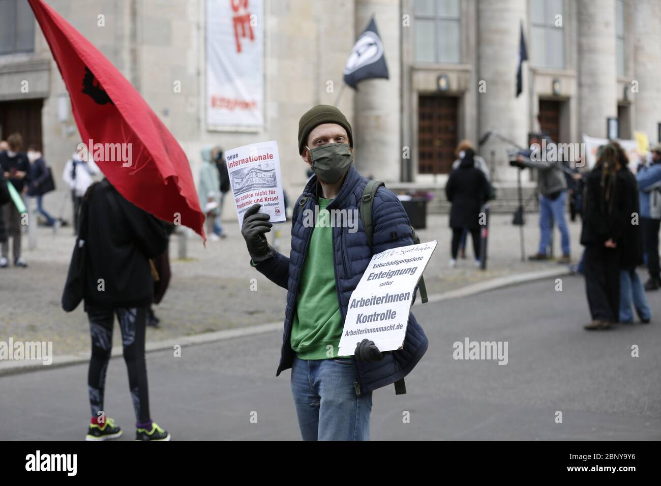 Berlino, Germania. 16 maggio 2020. Vari raduni di vari campi si sono svolte sulla Rosa Luxemburg Platz. Decine di persone si sono riunite alle barriere intorno a Rosa-Luxemburg-Platz per protestare contro le norme igieniche. (Foto di Simone Kuhlmey/Pacific Press) Credit: Pacific Press Agency/Alamy Live News Foto Stock