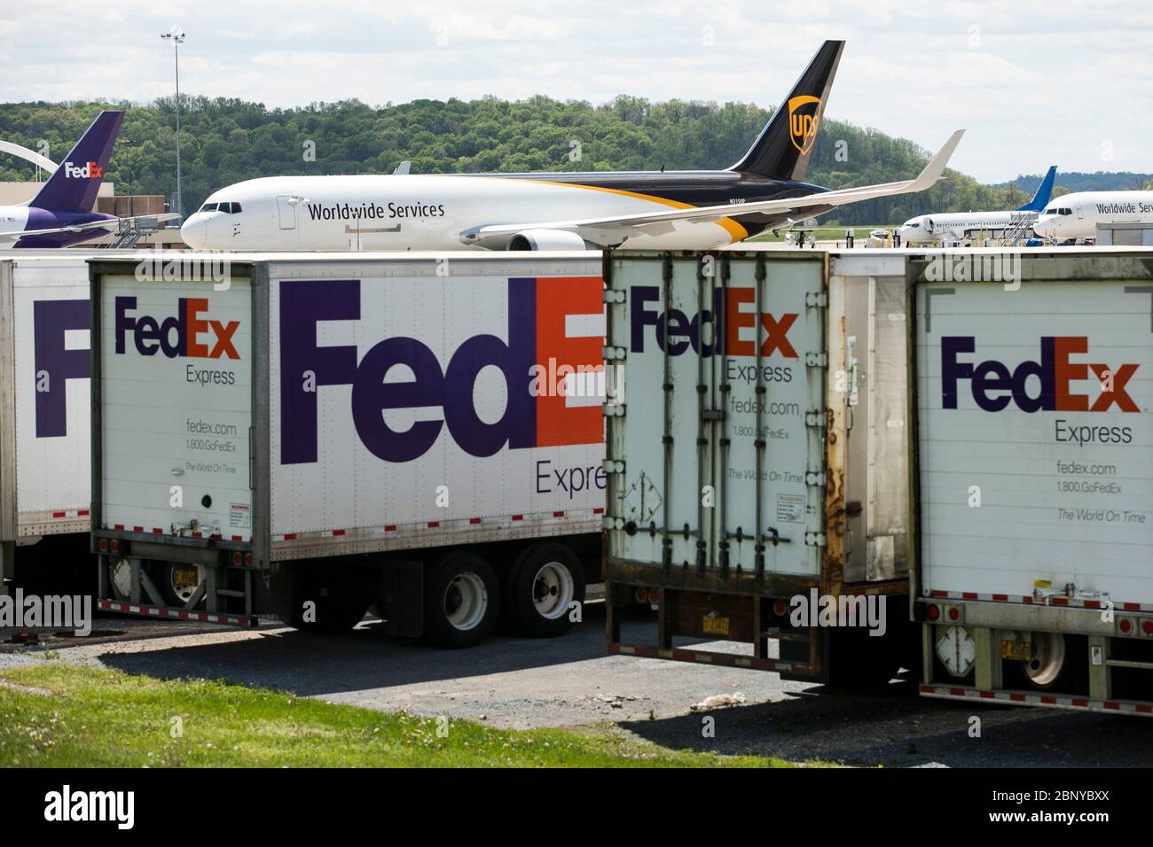 I rimorchi FedEx Express Truck sono visti di fronte a un aeromobile UPS Airlines United Parcel Service a Middletown, Pennsylvania, il 4 maggio 2020. Foto Stock