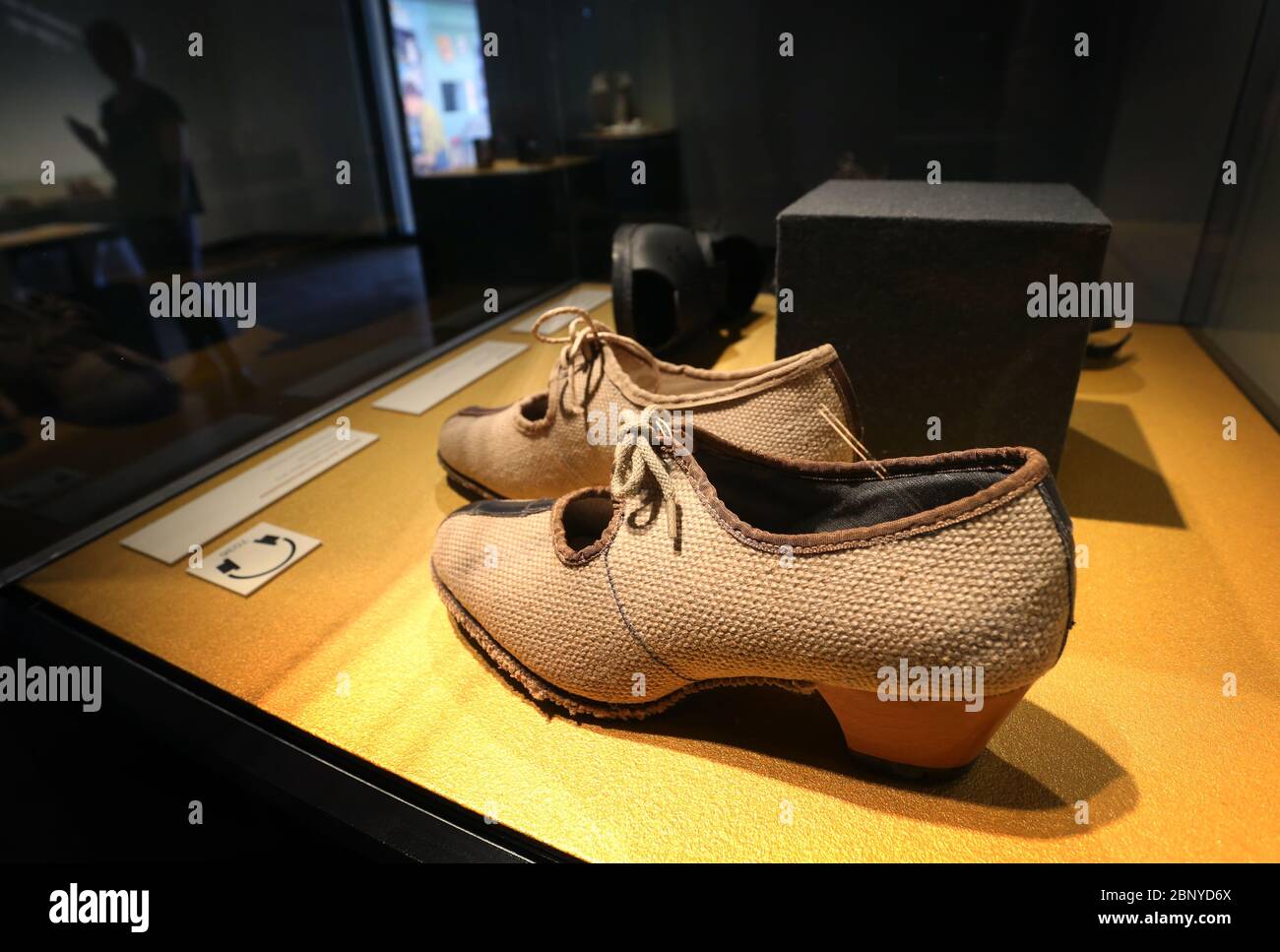 Iphofen, Germania. 8 maggio 2020. Le scarpe realizzate con manichette  antincendio della fine degli anni '40 sono esposte nel museo Knauf. 80  mostre di scarpe speciali saranno presentate nella mostra speciale 'Shoe